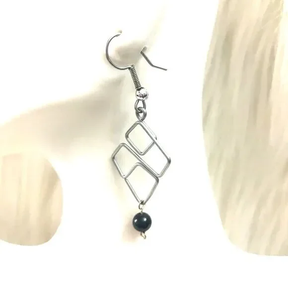 Square wire dangle earrings - Picture 3 of 3